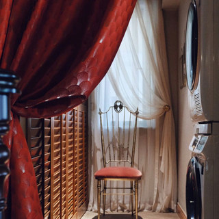L'art de luxe des années 20 Roaring Deco Rideau rouge et doré à motif Shell 2