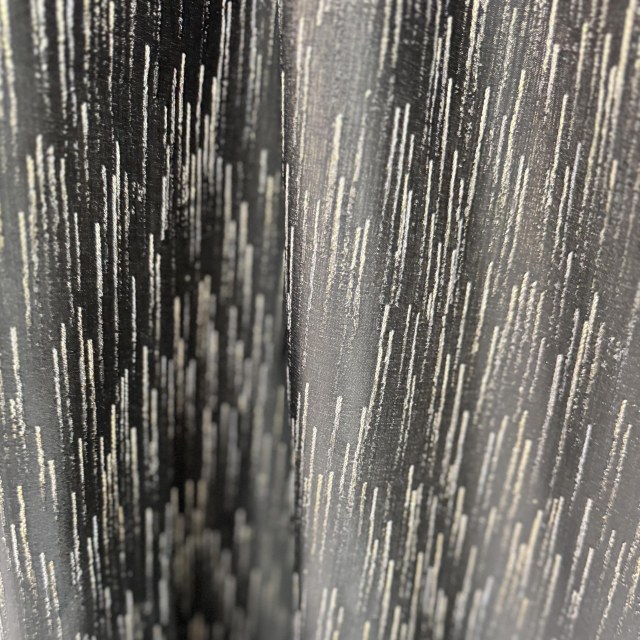 Rideau noir Silver Stream avec rayures métalliques scintillantes 1